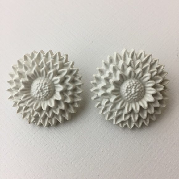 Vintage Big White Plastic Flower Clip On Earrings - Picture 1 of 8